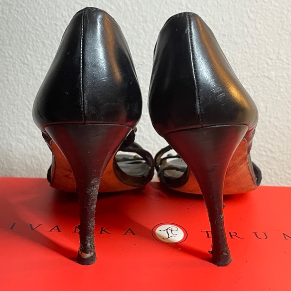 Stuart Weitzman strappy leather studded heels sz 8 - Picture 4 of 4